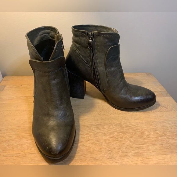 Grey leather zip booties. Size 38.5. Italian made. - Picture 2 of 10